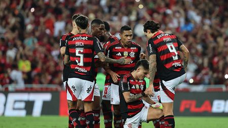 RIO DE JANEIRO, BRAZIL - JUNE 1: Luiz Araújo (2nd R) of Flamengo celebrates with Pedro after scoring the fifth goal of his team during the match between Flamengo and Fortaleza as part of Brasileirao 2025 at Maracana Stadium on June 1, 2025 in Rio de Janeiro, Brazil. (Photo by Wagner Meier/Getty Images)