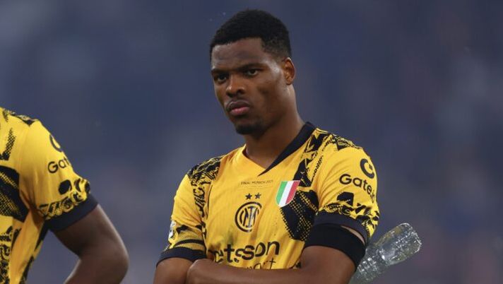 MUNICH, GERMANY - MAY 31: Yann Bisseck and Denzel Dumfries of FC Internazionale Milano show their dejection after the UEFA Champions League Final 2025 between Paris Saint-Germain and FC Internazionale Milano at Munich Football Arena on May 31, 2025 in Munich, Germany. (Photo by Francesco Scaccianoce - Inter/Inter via Getty Images) Dumfries, Mendes lo ha proposto al Barcellona: i dettagli. Questa la posizione dell’Inter - immagine 1