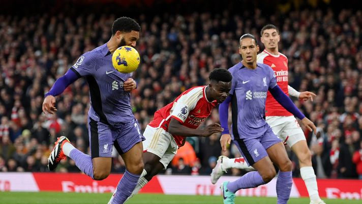 LONDON, ENGLAND - FEBRUARY 04: Bukayo Saka of Arsenal misses a chance with a diving header whilst under pressure from Joe Gomez and Virgil van Dijk of Liverpool during the Premier League match between Arsenal FC and Liverpool FC at Emirates Stadium on February 04, 2024 in London, England. (Photo by Justin Setterfield/Getty Images) Liverpool-Arsenal, sfida tra top XI: il pronostico dell’intelligenza artificiale - immagine 1