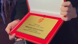 Fortin riceve il premio, i compagni applaudono