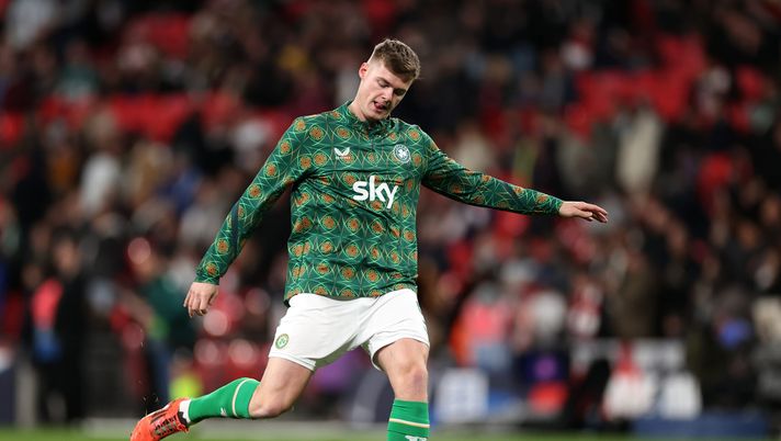 LONDON, ENGLAND - NOVEMBER 17: Evan Ferguson of Republic of Ireland warms up prior to the UEFA Nations League 2024/25 League B Group B2 match between England and Republic of Ireland at Wembley Stadium on November 17, 2024 in London, England. (Photo by Ryan Pierse/Getty Images) Roma-Ferguson c’è l’ok del Brighton. Dybala va di corsa, oggi è a Trigoria - immagine 1