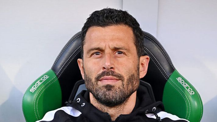 SASSUOLO, ITALY - APRIL 04: Fabio Grosso, Head Coach of US Sassuolo Calcio, looks on prior to the Serie A match between US Sassuolo Calcio and Cagliari Calcio at Mapei Stadium Citta del Tricolore on April 04, 2026 in Sassuolo, Italy. (Photo by Alessandro Sabattini/Getty Images) Grosso: “Come sta Kone e cosa mi ha detto! Così vedo Pinamonti, Bakola, Matic, Garcia e Volpato” - immagine 1