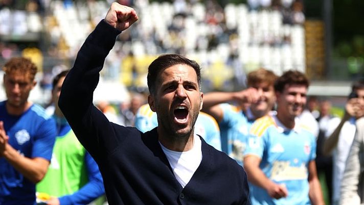COMO, ITALY - MAY 17: Cesc Fabregas Head coach of Como 1907 celebrates the win at end of the Serie A match between Como 1907 and Parma Calcio 1913 at Giuseppe Sinigaglia Stadium on May 17, 2026 in Como, Italy. (Photo by Giuseppe Cottini/Getty Images) Fabregas: “Rispondo così su Nico Paz. La Champions è un sogno, Conte e Mourinho mi hanno scritto…” - immagine 1
