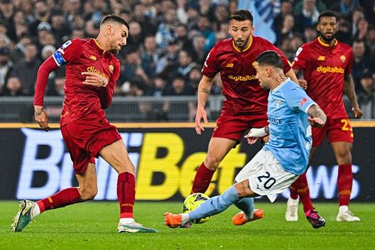 Il centrocampista italiano della Roma, Lorenzo Pellegrini (sinistra), sfida il centrocampista italiano della Lazio, Mattia Zaccagni, durante la partita di calcio di Serie A tra Lazio e Roma, il 19 marzo 2023 allo Stadio Olimpico di Roma “Capitano mio capitano”: i capitani storici del derby Lazio-Roma- immagine 7