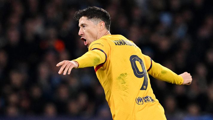 NAPLES, ITALY - FEBRUARY 21: Robert Lewandowski of FC Barcelona celebrates scoring his team's first goal during the UEFA Champions League 2023/24 round of 16 first leg match between SSC Napoli and FC Barcelona at Stadio Diego Armando Maradona on February 21, 2024 in Naples, Italy. (Photo by Francesco Pecoraro/Getty Images) Lewandowski