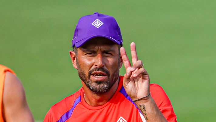 GERMOGLI PH: 13 LUGLIO 2026 BAGNO A RIPOLI ROCCO CCOMMISSO VIOLA PARK PRIMO ALLENAMENTO DEL RITIRO CON ALLENATORE GROSSO DELLA FIORENTINA NELLA FOTO ALLENATORE FABIO GROSSO Grosso