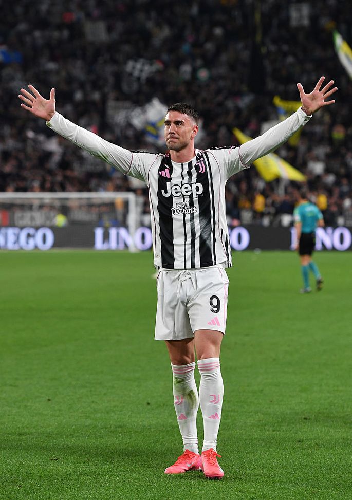 TURIN, ITALY - MAY 18: Dusan Vlahovic of Juventus celebrates scoring his team's second goal during the Serie A match between Juventus and Udinese at Allianz Stadium on May 18, 2025 in Turin, Italy. (Photo by Chris Ricco/Getty Images) Missione Vlahovic: il Milan sogna il colpo grosso a prezzo di saldo- immagine 2