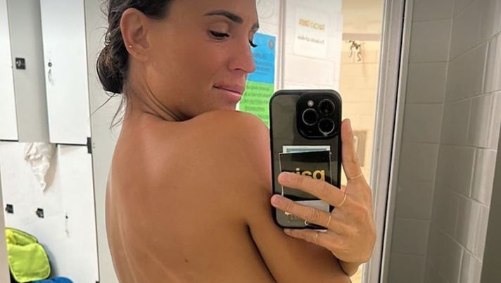 Carolina Marcialis mostra il segno del costume: il topless incanta il web - immagine 1