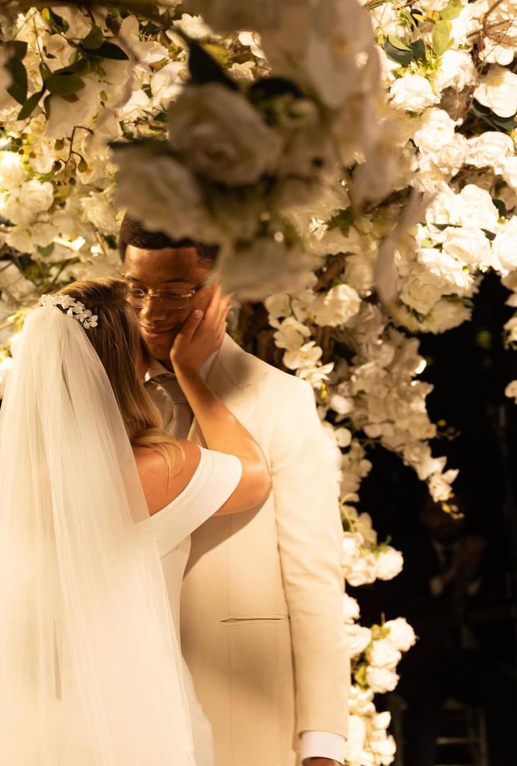 Neres sposa la sua Kira: le bellissime immagini del matrimonio – LA FOTOGALLERY - immagine 9