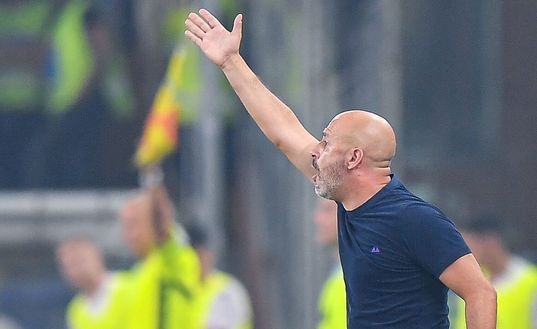GENOA, ITALY - AUGUST 19: Vincenzo Italiano, head coach of Fiorentina, reacts during the Serie A TIM match between Genoa CFC and ACF Fiorentina at Stadio Luigi Ferraris on August 19, 2023 in Genoa, Italy. (Photo by Getty Images/Getty Images) Gazzetta: “Da Italiano ha funzionato tutto, da Gilardino il nulla totale”- immagine 2