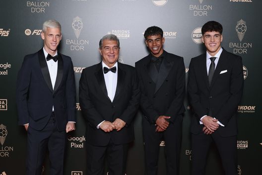 Dani Olmo, Joan Laporta, Lamine Yamal and Pau Cubarsí alla cerimonia di assegnazione del Pallone d'Oro. (Foto di Pascal Le Segretain/Getty Images) Barcellona, stoccata di Laporta: “Noi coltiviamo talenti, il Real spende soldi”- immagine 3