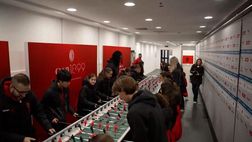 Milan: Modric, Ricci e Leao hanno giocato a biliardino con i ragazzi delle giovanili