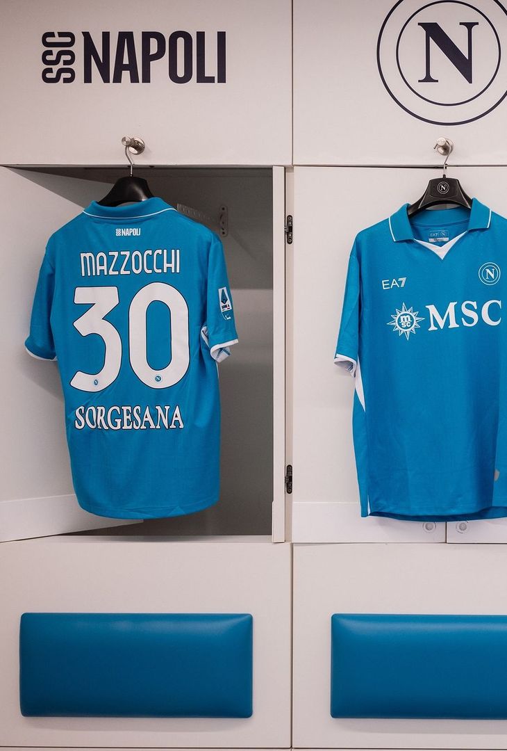 GALLERY Il Napoli è pronto ad affrontare il Monza: ecco le maglie degli azzurri - immagine 4