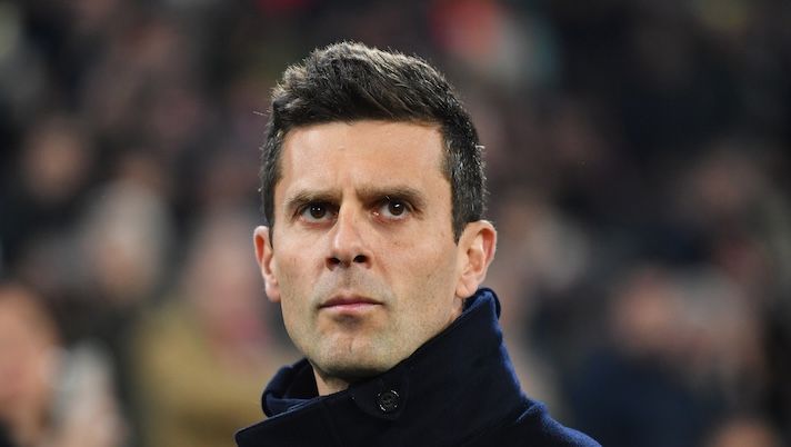 TURIN, ITALY - MARCH 03: Thiago Motta, Head Coach of Juventus, looks on prior to the Serie A match between Juventus and Verona at Allianz Stadium on March 03, 2025 in Turin, Italy. (Photo by Valerio Pennicino/Getty Images) Motta: “Koopmeiners speciale, un privilegio averlo! Yildiz, Nico, le critiche e lo scudetto…” - immagine 1