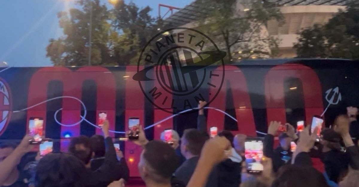VIDEO, Milan Napoli: pullman rossonero arrivato a San Siro | PM News