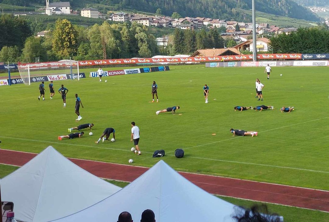 i calciatori fanno le flessioni per pagare pegno