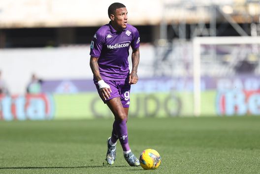 FLORENCE, ITALY - FEBRUARY 16: Michael Folorunsho of ACF Fiorentina in action during the Serie A match between Fiorentina and Como at Stadio Artemio Franchi on February 16, 2025 in Florence, Italy. (Photo by Gabriele Maltinti/Getty Images) Un jolly tuttofare, sempre pronto: Folorunsho diventa ‘Folovunque’- immagine 2