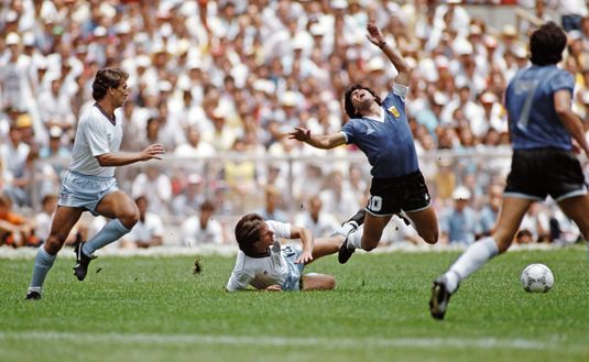 Maradona in azione nella partita con l'Inghilterra (Photo by Allsport/Getty Images/Hulton Archive) Maradona, rivive la “Mano di Dio”: all’asta la maglia di Shilton- immagine 2