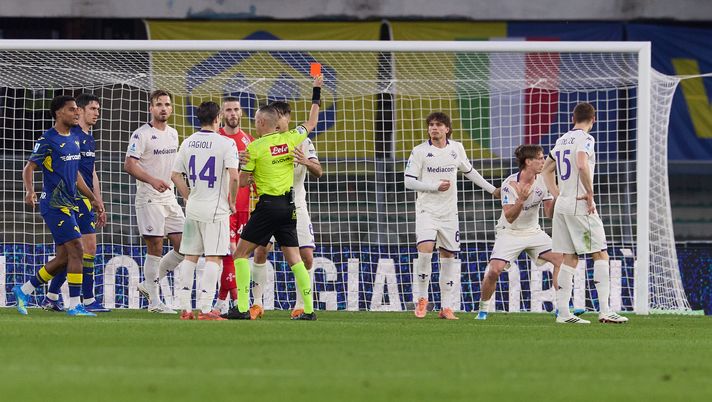 VERONA, ITALY - APRIL 04: Marco Guida, referee of the match shows a red card to Albert Gudmundsson during the Serie A match between Hellas Verona FC and ACF Fiorentina at Stadio Marcantonio Bentegodi on April 04, 2026 in Verona, Italy. (Photo by Emmanuele Ciancaglini/Getty Images) Rissa in Verona-Fiorentina, Gudmundsson sfotte Suslov: “Prendi qui la maglia” – FOTO - immagine 1