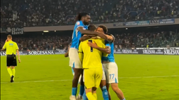 Meret eroe del Napoli, l’abbraccio dei compagni dopo la parata decisiva ai rigori