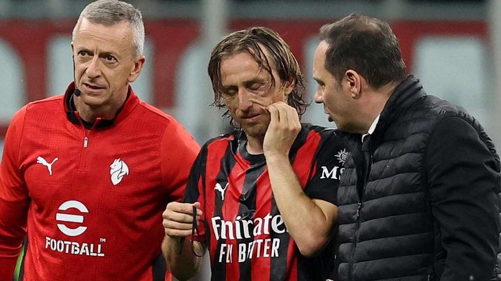 Luka Modric centrocampista AC Milan esce per infortunio durante Milan-Juventus di Serie A