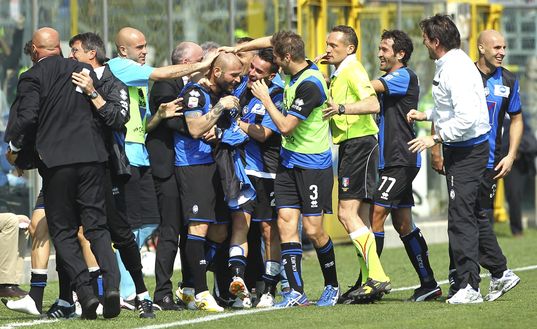 La festa dei compagni con Tiribocchi dopo il suo gol al Bologna. (Foto di Marco Luzzani/Getty Images) CUR in Campo, tutti a bordo del “Tir”: la carriera di Tiribocchi tra gol ed esultanze- immagine 4