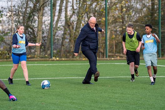 GLASGOW, SCOZIA - 12 NOVEMBRE: Il Primo Ministro scozzese John Swinney gioca a calcio con i giovani durante la sua visita a un impianto calcistico comunitario a Castlemilk, Glasgow, per incontrare lo staff, gli allenatori e i bambini e i ragazzi che beneficiano delle attività gratuite offerte dal programma Extra Time, che supporta le famiglie a basso reddito, il 12 novembre 2025 a Glasgow, Scozia. La visita di Swinney all'impianto coincide con l'evento di lancio del Campionato Europeo di calcio maschile UEFA 2028, o UEFA Euro 2028, che sarà co-ospitato da Inghilterra, Scozia, Galles e Repubblica d'Irlanda tra il 9 giugno e il 9 luglio 2028. (Foto di Jane Barlow-Pool/Getty Images) Irlanda, condivideva in chat listini di cocaina: allenatore radiato a vita- immagine 2