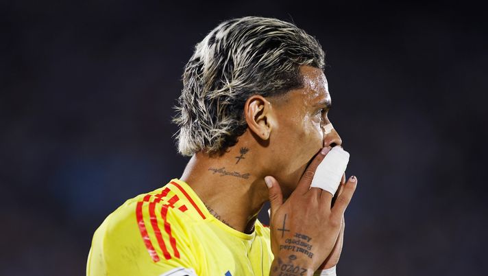 MONTEVIDEO, URUGUAY - NOVEMBER 15: Richard Rios of Colombia reacts during the South American Qualifier match between Uruguay and Colombia at Centenario Stadium on November 15, 2024 in Montevideo, Uruguay. (Photo by Ernesto Ryan/Getty Images) Richard Rios arriva in Italia, ma non a Firenze: si rinforza una rivale viola - immagine 1