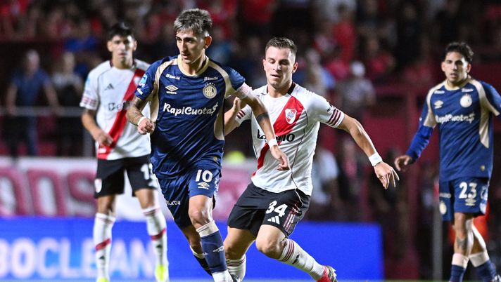 BUENOS AIRES, ARGENTINA - FEBRUARY 12: Alan Lescano of Argentinos Juniors runs with the ball chased by Giuliano Galoppo of River Plate during a Torneo Apertura 2026 match between Argentinos Juniors and River Plate at Diego Armando Maradona Stadium on February 12, 2026 in Buenos Aires, Argentina. (Photo by Rodrigo Valle/Getty Images) Argentinos Juniors-Lanus: probabili formazioni e streaming gratuito - immagine 1