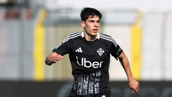 COMO, ITALY - MARCH 08: Alex Valle of Como 1907 in action during the Serie A match between Como and Venezia at Stadio G. Sinigaglia on March 08, 2025 in Como, Italy. (Photo by Francesco Scaccianoce/Getty Images) Como, Alex Valle resta: c’è l’accordo per l’acquisto a titolo definitivo, ecco le cifre - immagine 1