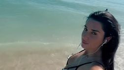 VIDEO / Valentina Vignali si gode il mare di Miami: eccola mentre entra in acqua