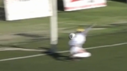 Incredibile in Serie D! La palla passa dall’esterno della rete, ma per l’arbitro è gol! (Video)