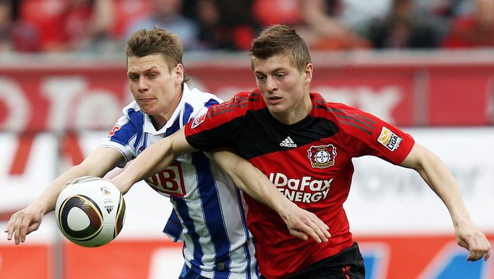 Toni Kroos con la maglia del Bayer Leverkusen (Photo by Alex Grimm/Bongarts/Getty Images) Da Tony Kroos a Xabi Alonso, i doppi ex di Bayer Leverkusen e Bayern Monaco - immagine 1