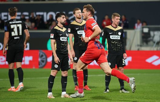 Heindeheim, Germania - 22 maggio 2025:Tim Siersleben dell'Heidenheim esulta dopo aver segnato contro l'Elversberg. (Foto di Alex Grimm/Getty Images) Tutto pronto per Elversberg-Heidenheim: i precedenti tra le due squadre tedesche- immagine 3