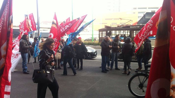 Calciomercato, proteste dei sindacati davanti all’Ata Hotel - immagine 1