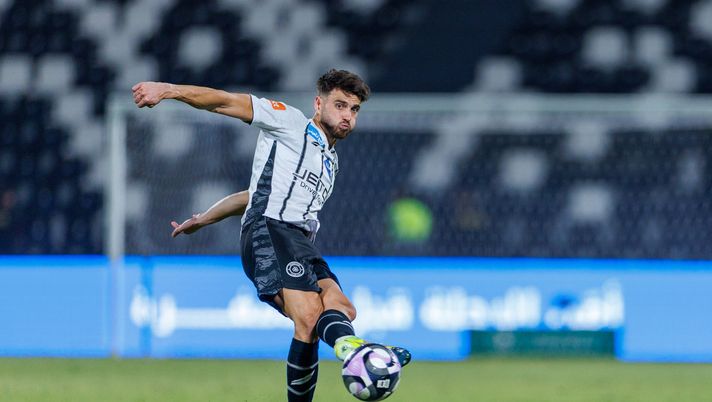 RIYAD, ARABIA SAUDITA - 25 OTTOBRE: Wesley Hoedt della squadra Al-Shabab FC durante la partita della Saudi Pro League tra Al Shabab e Damac alla SHG Arena il 25 ottobre 2025 a Riyadh, Arabia Saudita. (Foto di Abdullah Ahmed/Getty Images) Hoedt ma cosa fai? Tackle al limite e gestacci che valgono l’espulsione - immagine 1