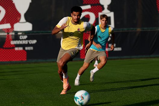 Zachary Athekame oggi a Milanello (Photo by Giuseppe Cottini/AC Milan via Getty Images) Gimenez in gruppo dopo il Messico: oggi a Milanello, tutte le foto