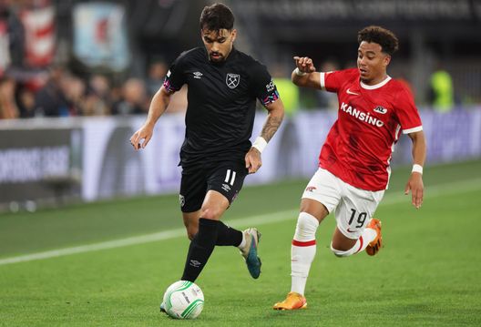 ALKMAAR, NETHERLANDS - MAY 18: Lucas Paqueta of West Ham United controls the ball whilst under pressure from Myron van Brederode of AZ Alkmaar during the UEFA Europa Conference League semi-final second leg match between AZ Alkmaar and West Ham United at AFAS Stadion on May 18, 2023 in Alkmaar, Netherlands. (Photo by Dean Mouhtaropoulos/Getty Images) Conosciamo il West Ham: approfondimento sul centrocampo- immagine 3