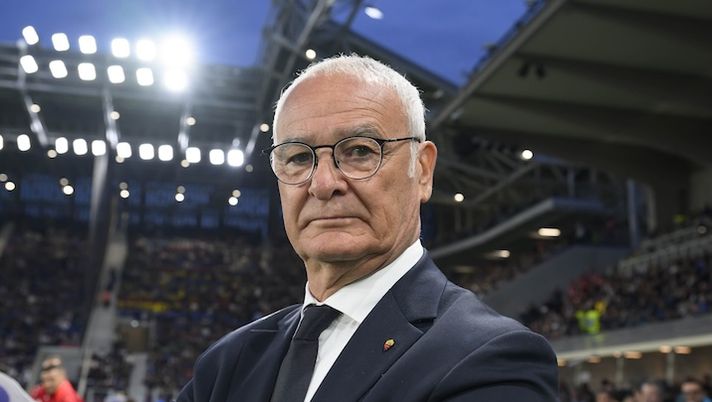 BERGAMO, ITALY - MAY 12: AS Roma coach Claudio Ranieri looks on before the Serie A match between Atalanta and AS Roma at Gewiss Stadium on May 12, 2025 in Bergamo, Italy. (Photo by Luciano Rossi/AS Roma via Getty Images) Ranieri: “Su Koné era rigore, perché interviene il Var? Mi manda ai pazzi”. E lascia l’intervista - immagine 1