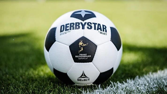 franz-beckenbauer-supercoppa-2025-derbystar-pallone-ufficiale-germania-bayern-monaco-stoccarda