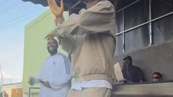 Koné scatenato  a Colombes, balla e canta col rapper Guy2Bezbar