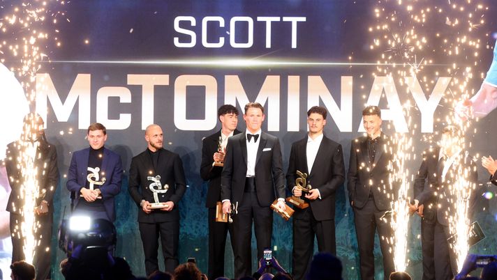 MILAN, ITALY - DECEMBER 01: Scott McTominay of SSC Napoli receives the award as Best Player of Season 24-25 during Gran Galà Del Calcio AlC 2025 on December 01, 2025 in Milan, Italy. (Photo by Sara Cavallini/Getty Images) Gran Galà del Calcio AIC, tutti i vincitori della serata: domina il Napoli! - immagine 1