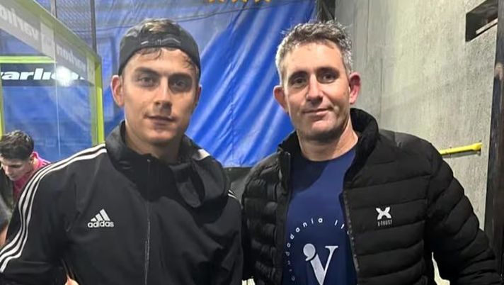 Dybala super star a Cordoba: foto con i fan e dà spettacolo anche a padel Dybala super star a Cordoba: foto con i fan e dà spettacolo anche a padel - immagine 1