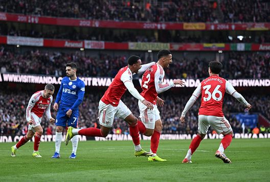 L'Arsenal festeggia il successo ottenuto sul Chelsea (2-1) nel derby londinese (Foto di Shaun Botterill/Getty Images) Premier League, 28° turno: Arsenal e City ok, lo United prosegue la scalata- immagine 2