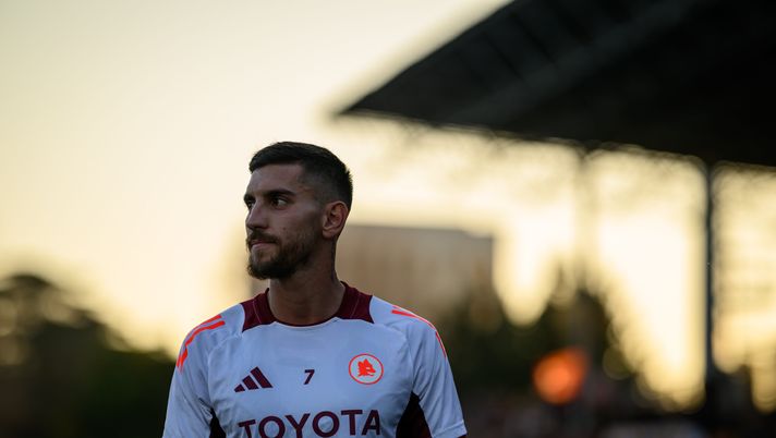 ROME, ITALY - JANUARY 01: Lorenzo Pellegrini of AS Ro during the training session open to the fans at Stadio Tre Fontane on January 01, 2025 in Rome, Italy. (Photo by Fabio Rossi/AS Roma via Getty Images) Gazzetta – Pellegrini: “A Bologna per vincere” - immagine 1