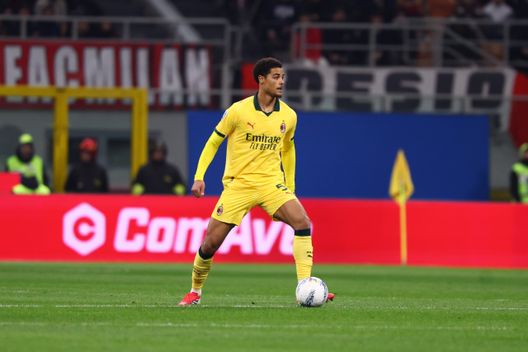 De Winter durante Milan-Como. (Photo by Giuseppe Cottini/AC Milan via Getty Images) Koni De Winter: la nota lieta contro il Parma e nel futuro del Milan?- immagine 2