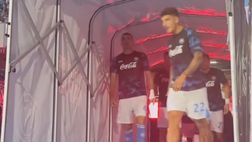 Il Napoli entra in campo: l’ovazione dei tifosi all’ingresso degli azzurri