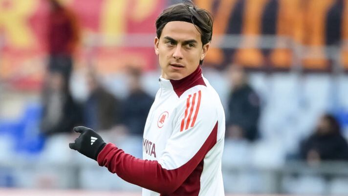 ROME, ITALY - DECEMBER 22: AS Roma player Paulo Dybala warm-up prior to the Serie match between Roma and Parma at Stadio Olimpico on December 22, 2024 in Rome, Italy. (Photo by Fabio Rossi/AS Roma via Getty Images) Pisilli, Saelemaekers, Dybala, Pellegrini, Dovbyk: la formazione della Roma - immagine 1