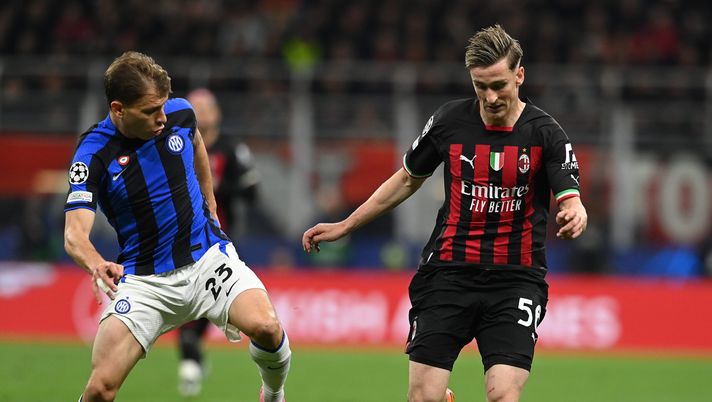MILAN, ITALY - MAY 10: Alexis Saelemaekers of AC Milan competes for the ball with Nicolo Barella of FC Internazionale during the UEFA Champions League semi-final first leg match between AC Milan and FC Internazionale at San Siro on May 10, 2023 in Milan, Italy. (Photo by Claudio Villa/AC Milan via Getty Images) Milan, Saelemaekers vuole il Betis Siviglia per una nuova avventura - immagine 1