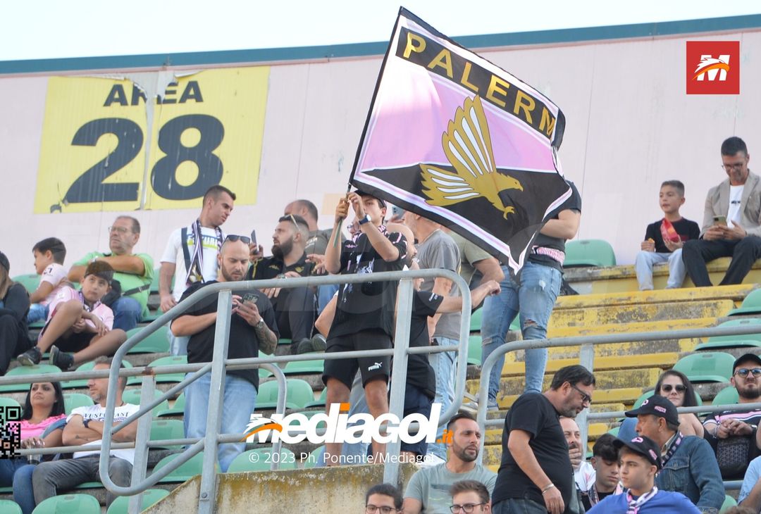 FOTOTIFO Palermo-Lecco, gli scatti ai tifosi al “Renzo Barbera” (GALLERY) - immagine 139